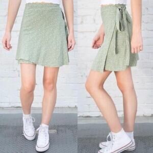Brandy Melville Genevieve Wrap Mini Skirt Green Floral 
Size Small Medium